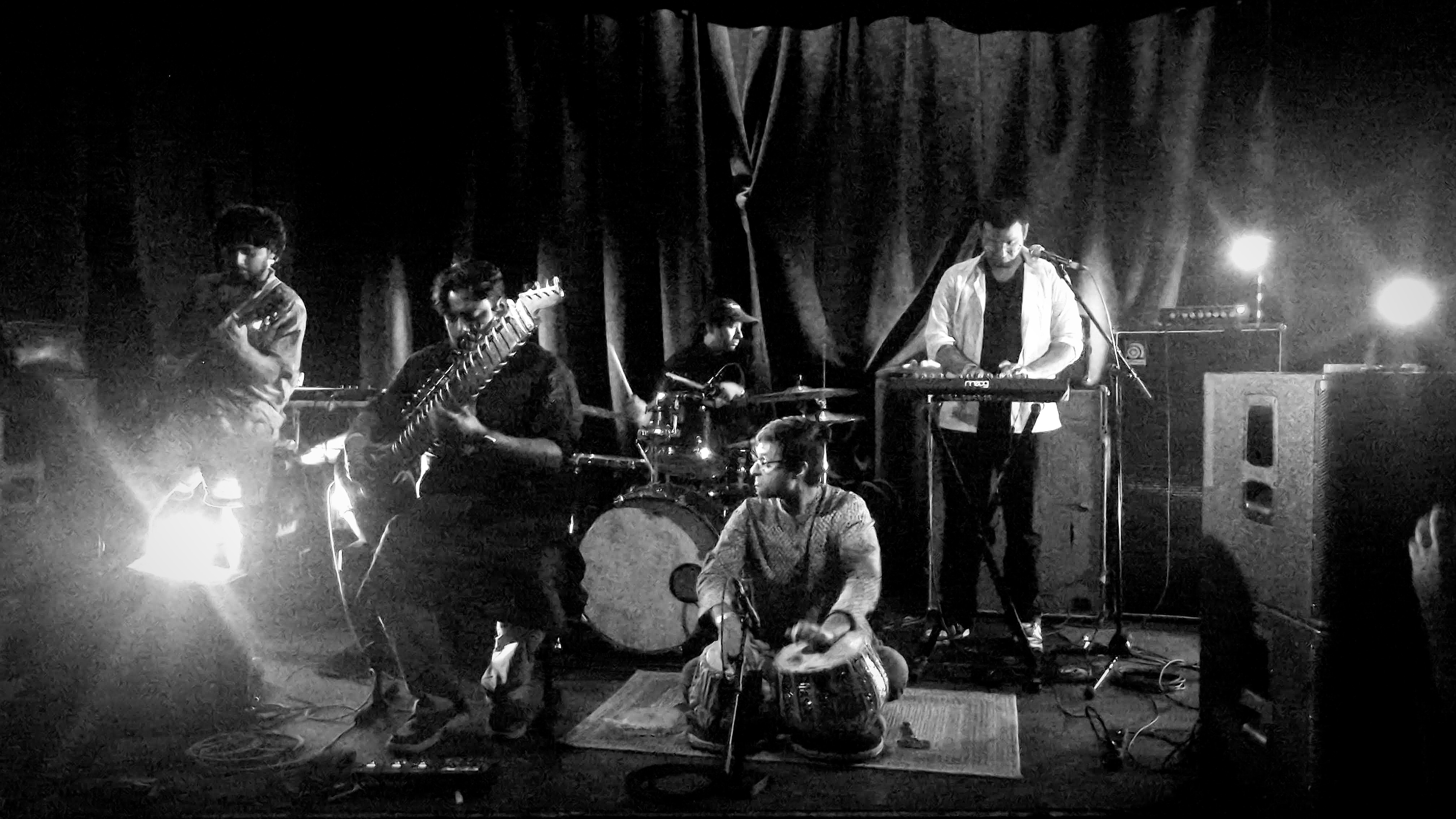 Laal Taal performing live, black and white
